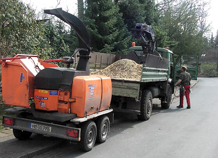 LKW mit Häcksler - Baumpflege Bremen