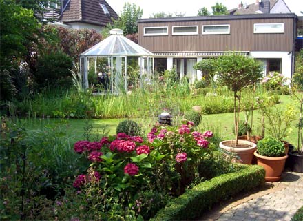 Garten in Bremen mit blühenden Pflanzen